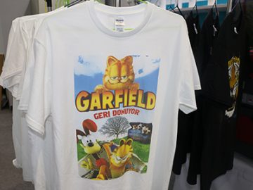 Бело маица дисплеј